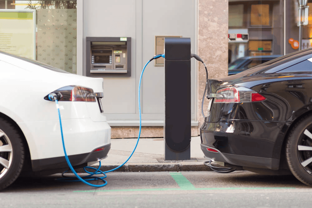 Comparação Entre Carros Híbridos e Elétricos: Qual Escolher em 2024?